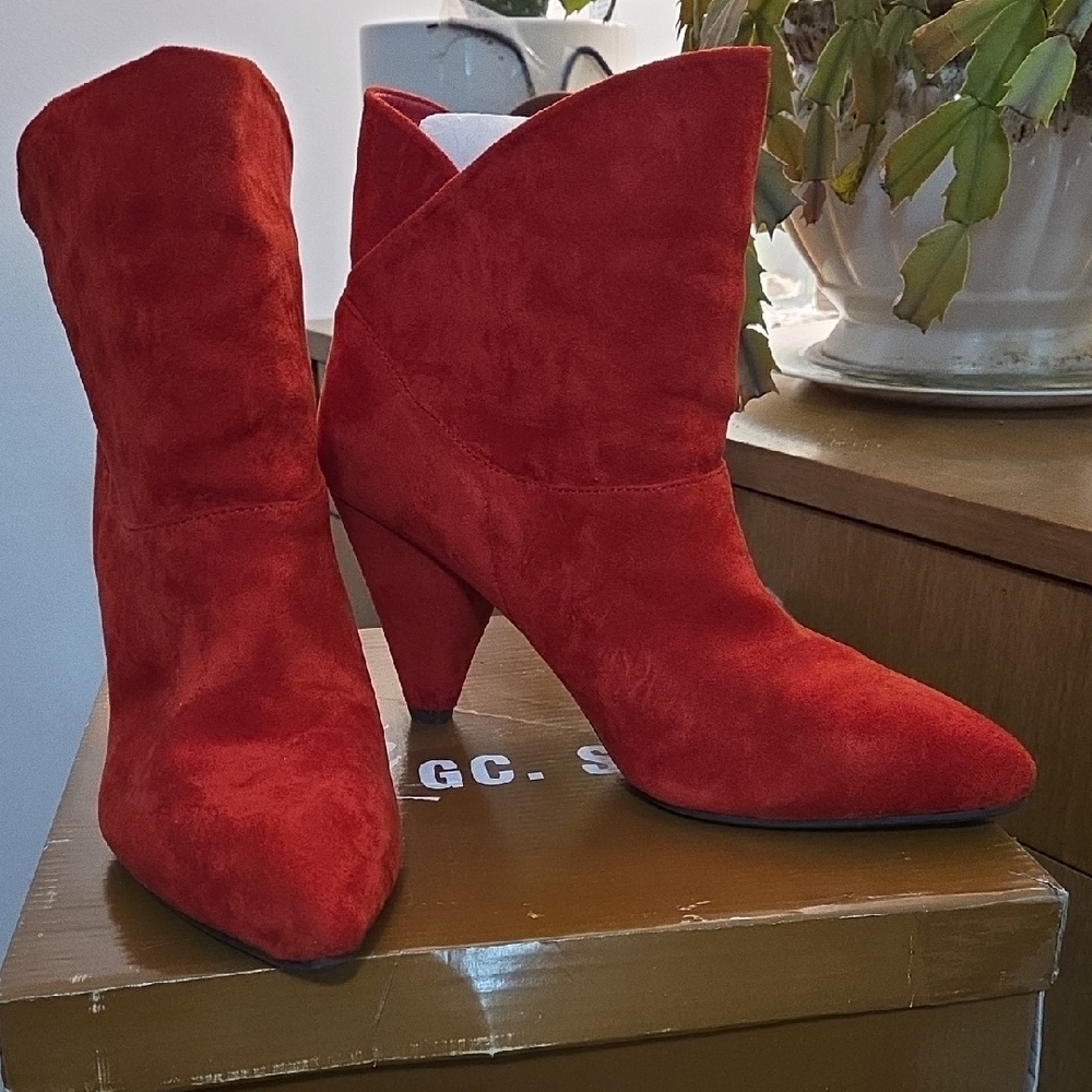 Elegant Red Suede Heeled Boots